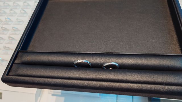 ウェーブデザインの結婚指輪です。