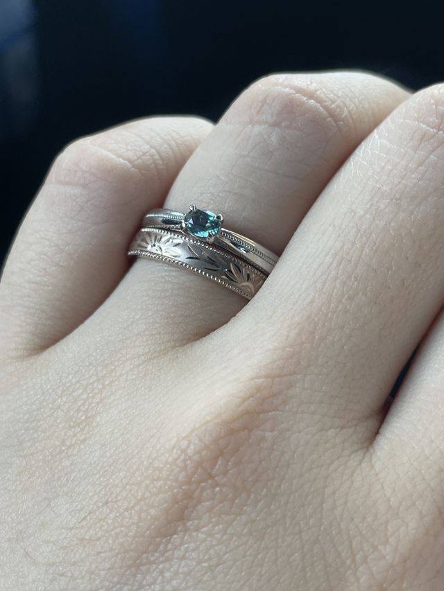 アレキサンドライトのクラシカルな婚約指輪