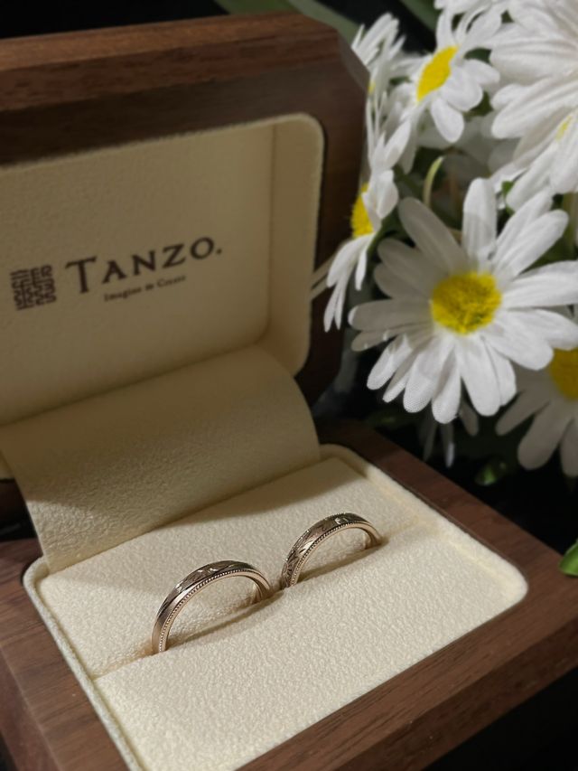 コーラルゴールドの彫りの結婚指輪