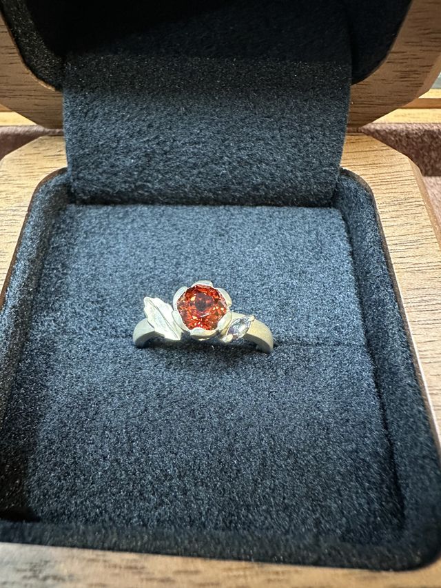 フルオーダーの婚約指輪
ガーネット、アレキサンドライトを使用