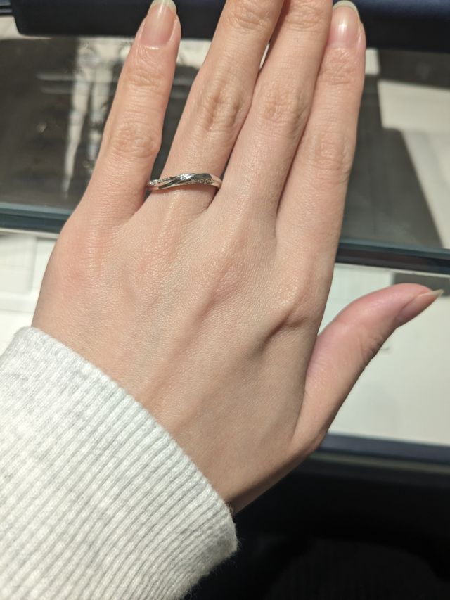 真ん中ではなく、サイドにダイヤが埋め込まれています。