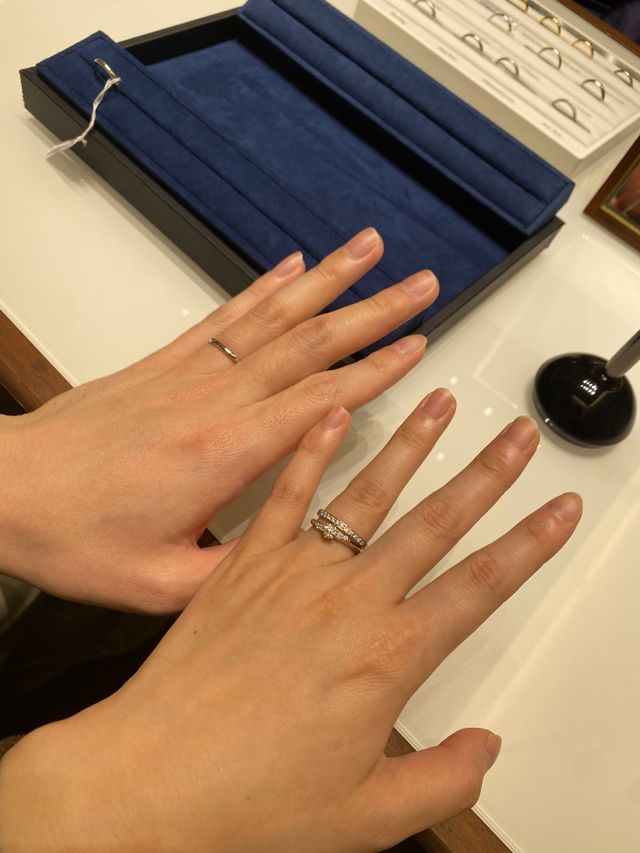 指輪を試着している写真
