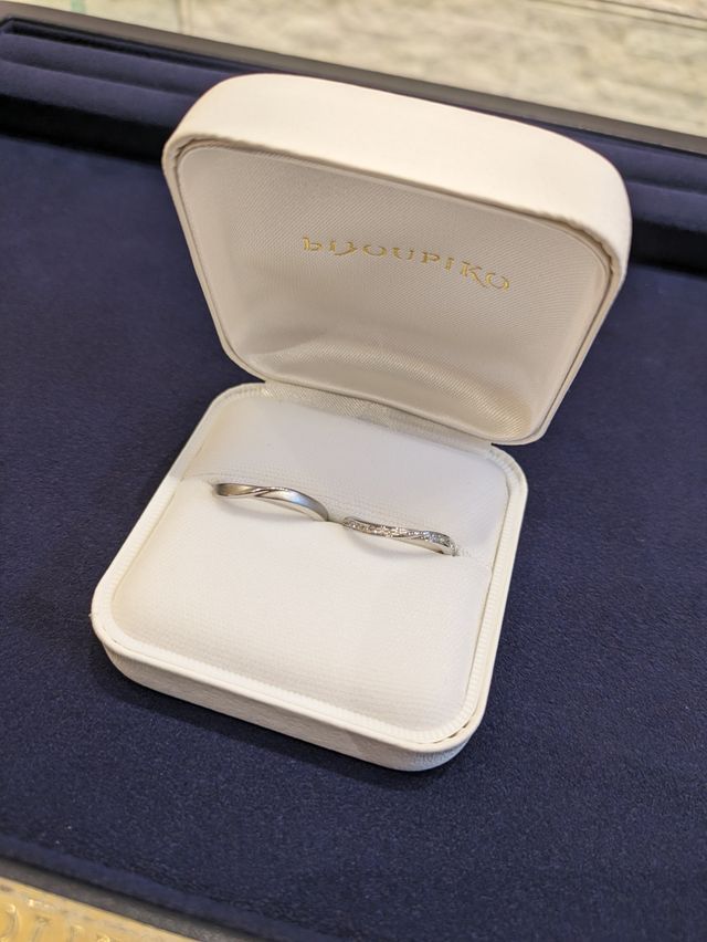 受取日に撮影したものでボックスが白で指輪が映える感じでした。