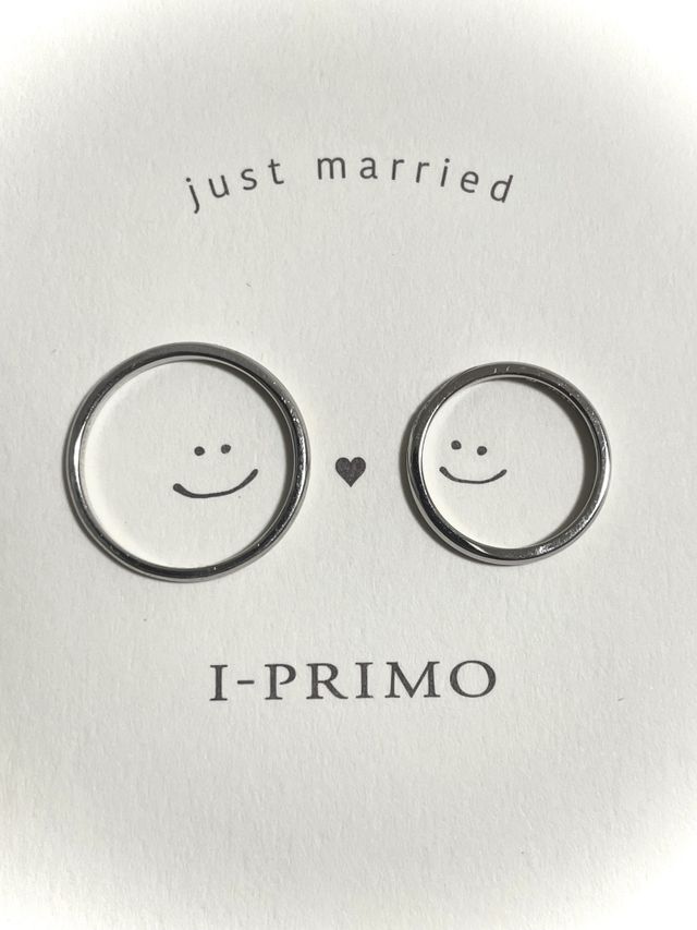 購入した結婚指輪を、頂いたポストカード上で撮影しました