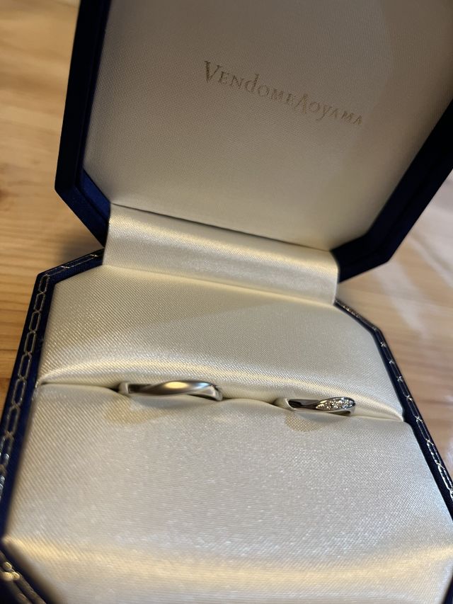 リングボックスを開けたところです。