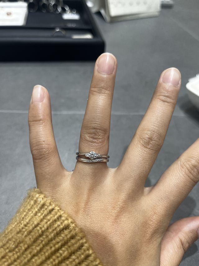 リリックというリングです。セットリングも一緒につけました。