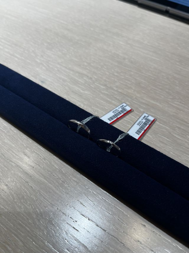 レディースは上下から見てもダイヤモンドが輝くデザインです