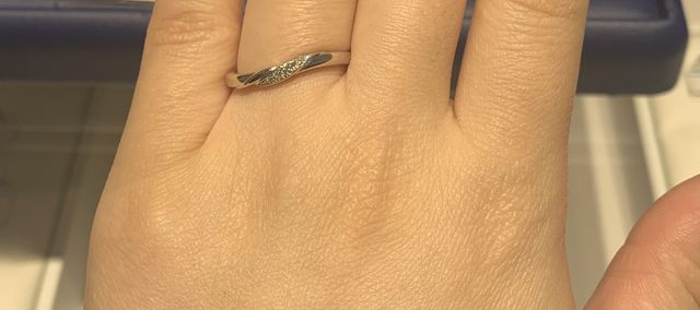 つけてみると、しずくのような輝きでダイアモンドがかわいいです