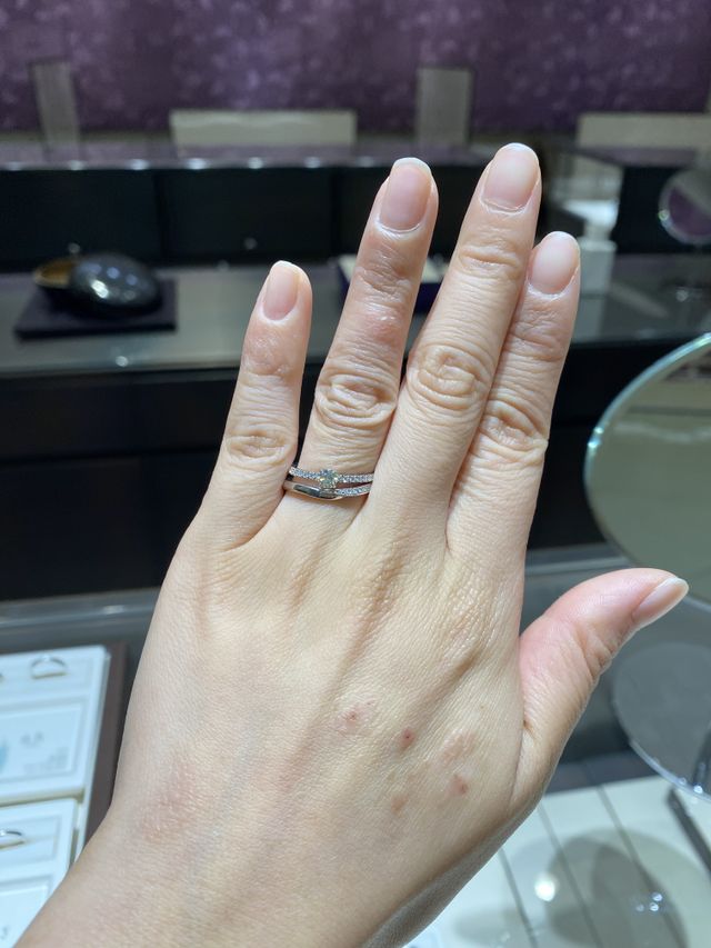 婚約指輪は他社のものです