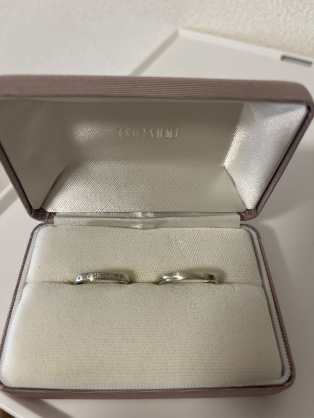 女性側にダイヤがついたシンプルな結婚指輪