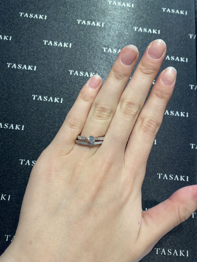 0.5カラット周りにもダイヤがあるメレタイプ