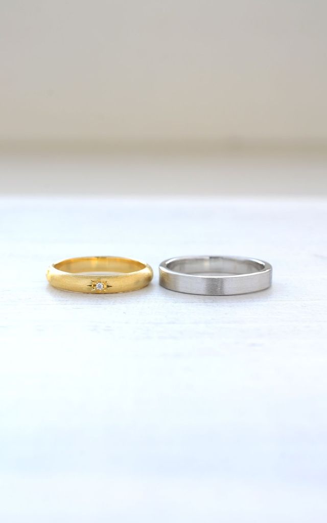 左はゴールドのヘアライン加工、右はプラチナのヘアライン加工