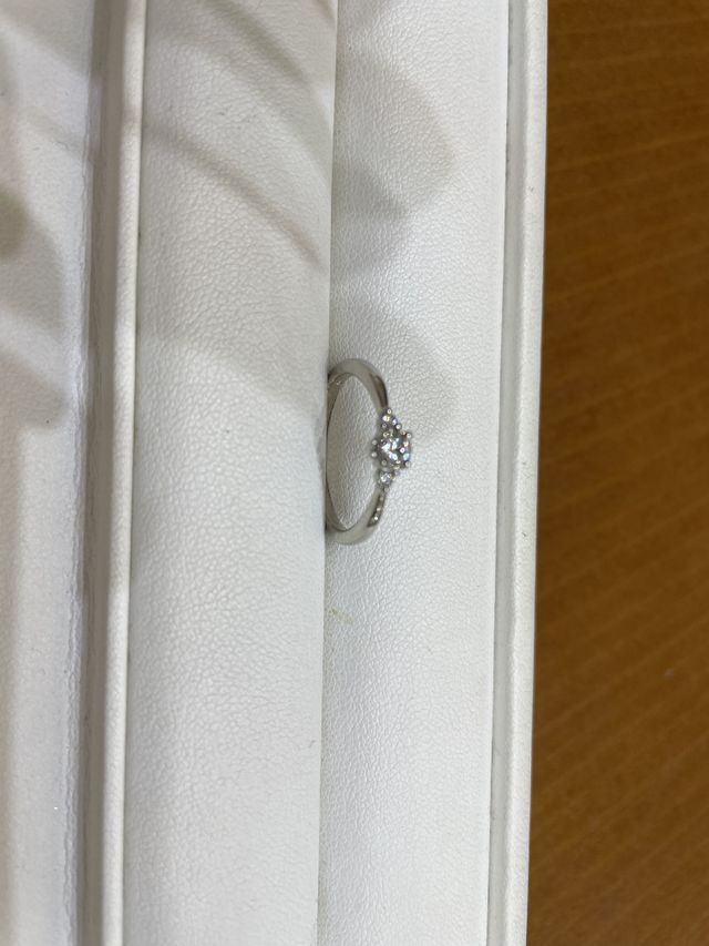 ダイヤに高級感がありイメージ通りのメレ付きの指輪