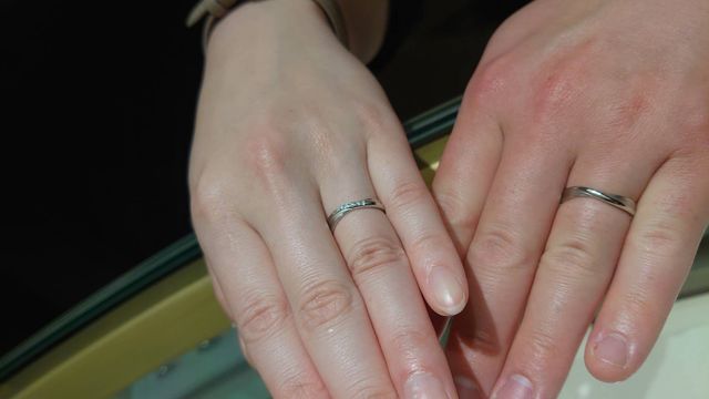 ウェーブ系のデザイン。両端はツヤ消し加工。