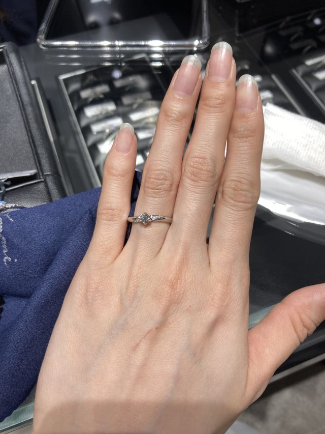 サイズはサンプル品のため自分のサイズより大きめです。