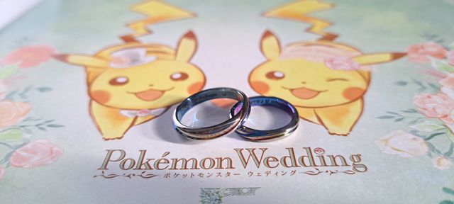 婚姻届に乗せて。紙に内側の色が映ってとても綺麗です。