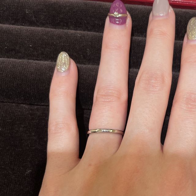 少し細めの華奢なデザインの結婚指輪です。