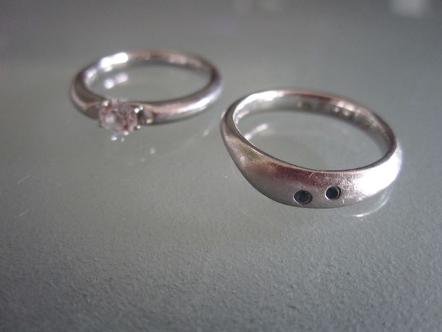 婚約指輪と並べたところ