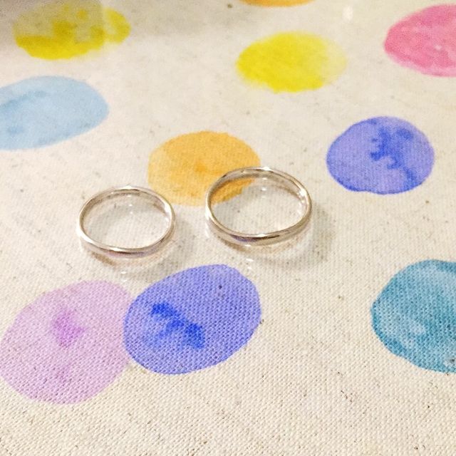 少しウェーブしているので、着けやすくて指も長く見えます。