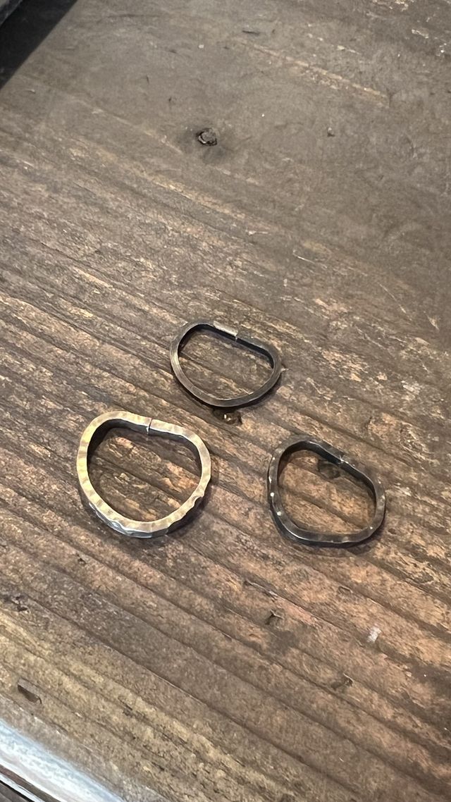 棒状のK18に槌目を付けて、自分でリング状にしていきます