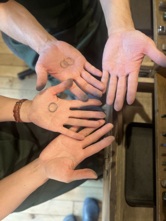 最後にリングの内側を磨いてピカピカに！手は真っ黒になりました