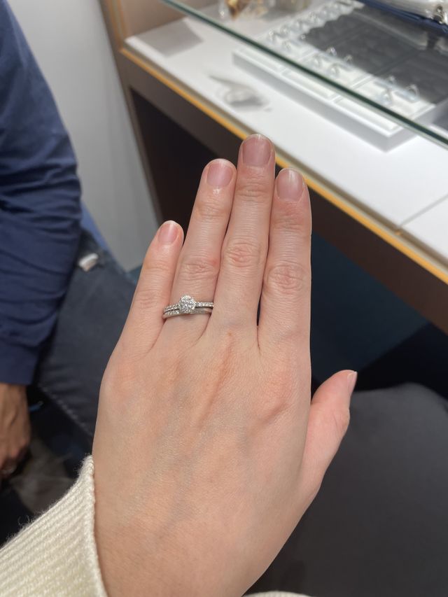 ラウンドブーケのような丸いデザインで可愛かったです