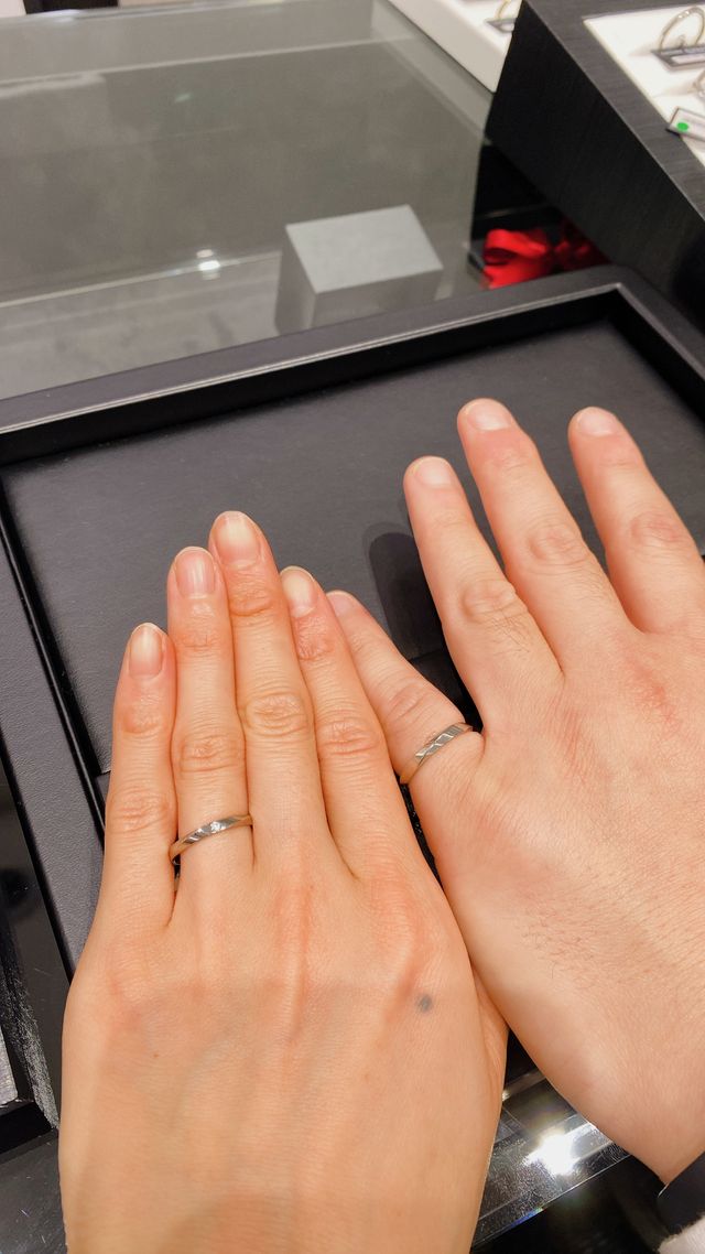 タイプの違う指の2人ですが、それぞれがよく似合っていて満足。