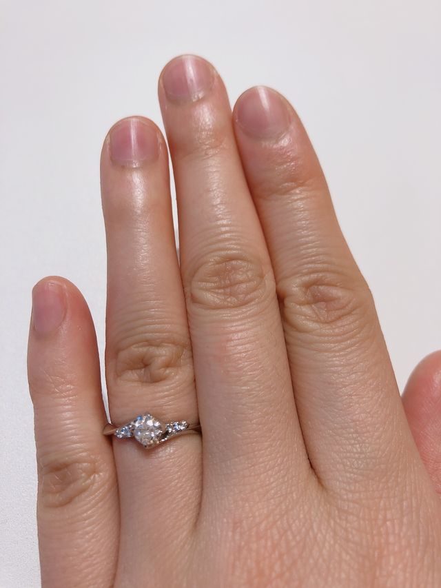 クチュリエ カルテット ダイヤモンド サイドストーン リング