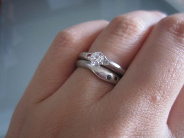 結婚指輪と重ね付けしたところ