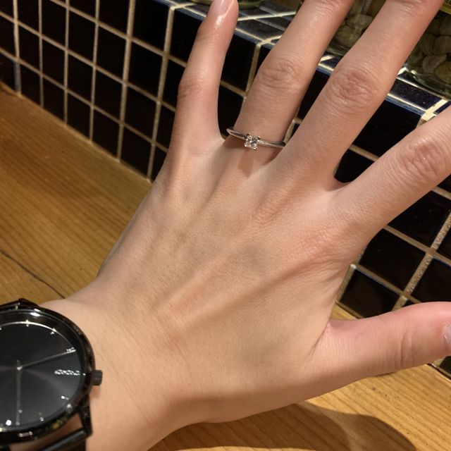 リング部分が丸くなく少し平らなのが印象的。