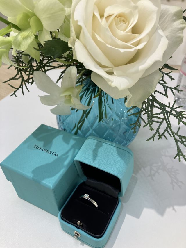 指輪を店員さんがお花と撮ってくれました。