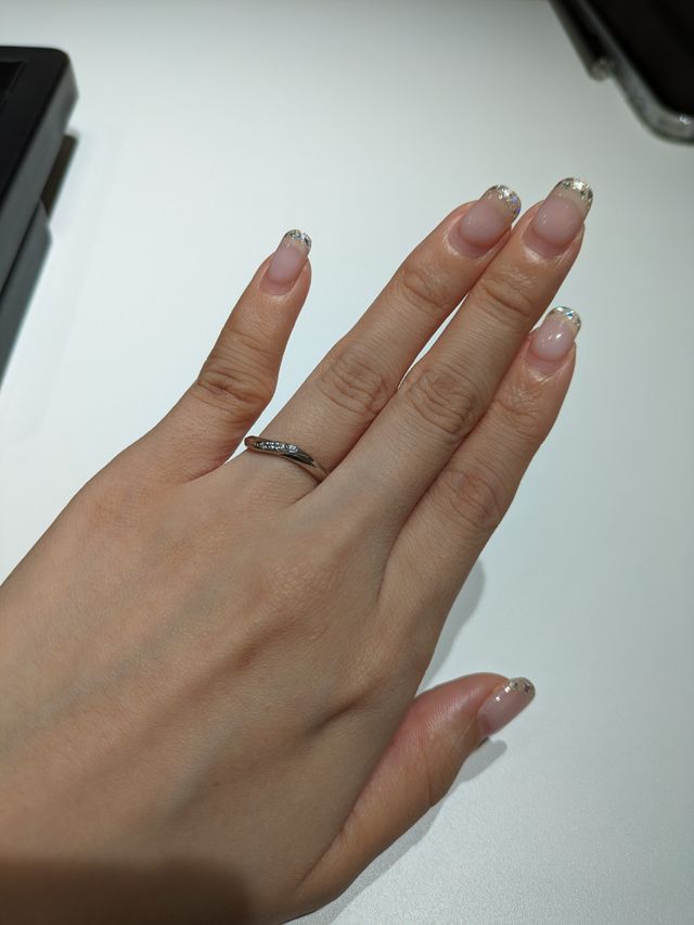 ウェーブでダイヤモンドが斜めに入っているデザインです。