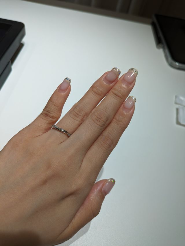 両端にダイヤモンドが付いており、真ん中がプラチナです。