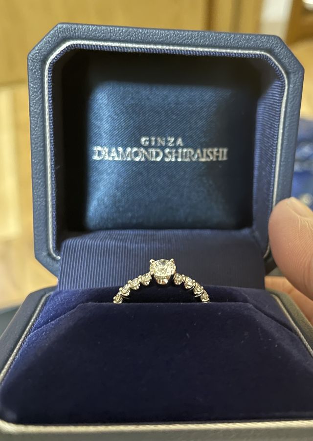 横から見た時撮影、サイドのダイヤも存在感があります