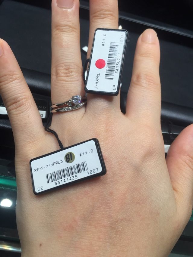 ラザールダイヤモンドで試着。ダイヤが目立つ！