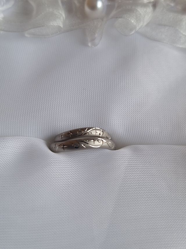 リングアップ
2人の指輪を重ねるとハートマークが