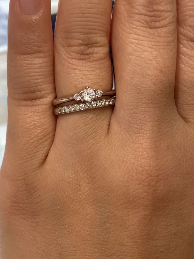 婚約指輪と重ね付けした時に可愛く付けらる指輪を選びました。
