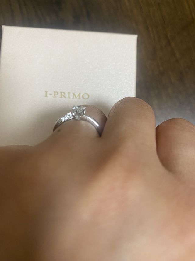 どこからみてもダイヤの輝きが見えるデザイン！下からダイヤ編