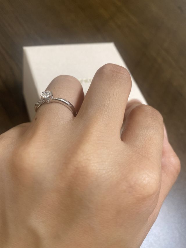 どこから見てもダイヤモンドの輝きがみれるリングに一目惚れ