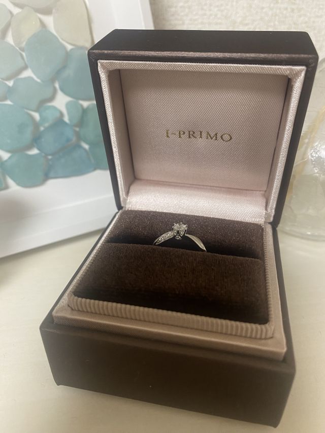 ブラウンとピンクのボックスが可愛い！小さめダイヤもこの存在感