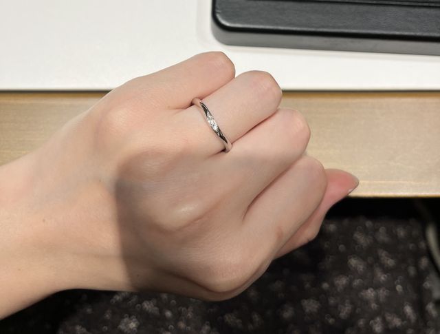 細めのリングですが、中央にダイヤが並んでいてゴージャスです