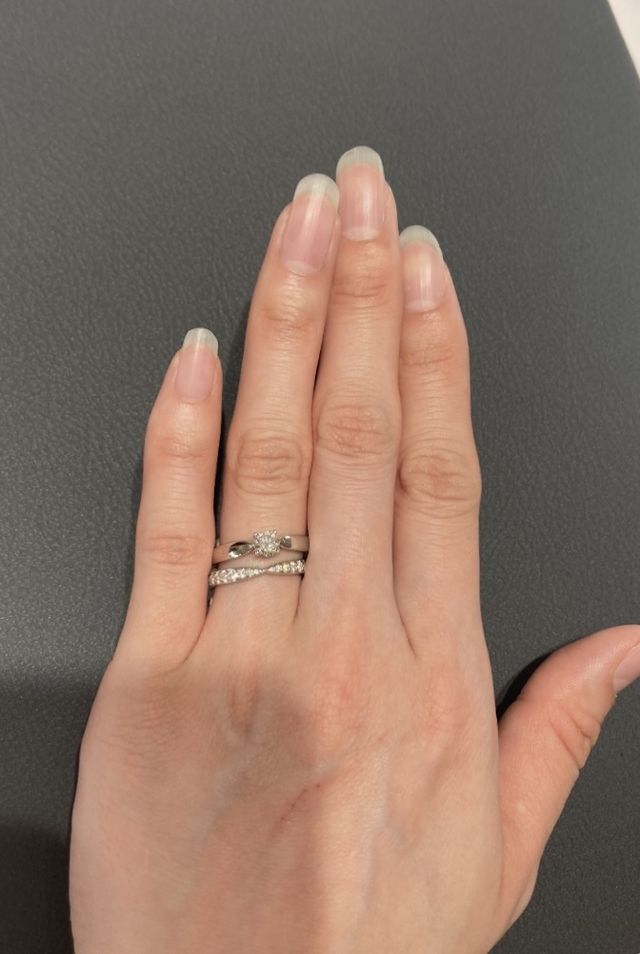 ｢ハーモニー｣シリーズです。婚約指輪のダイヤは0.35ct。