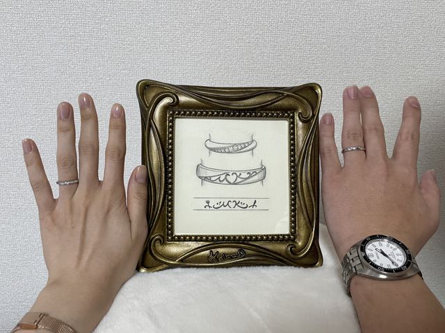 食べることが大好きな私たちをイメージしたイニシャルデザイン