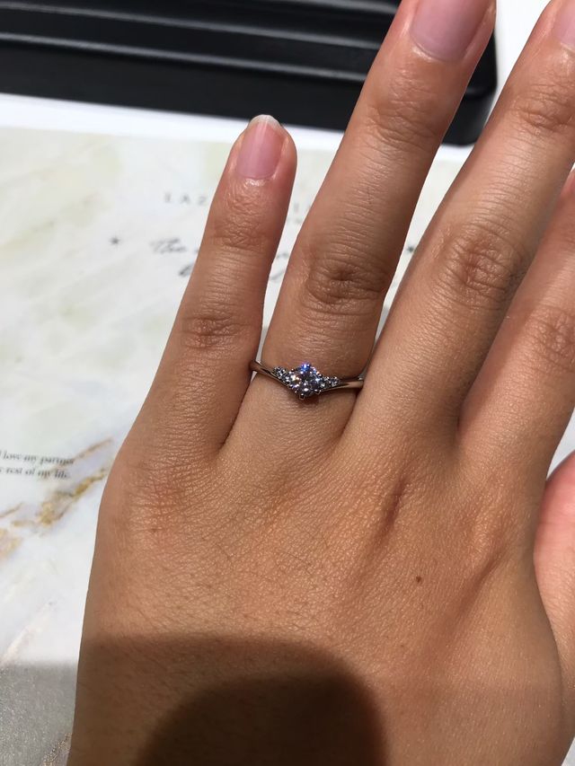 メレダイヤがセンターストーンのサイドに2つ付いているリング