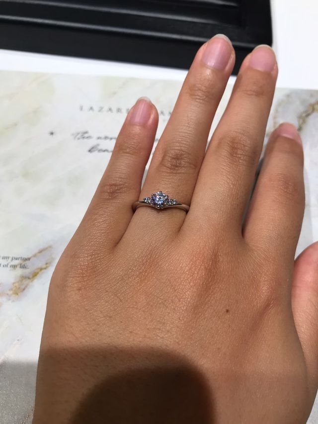 虹色のダイヤの輝きがよくわかります。