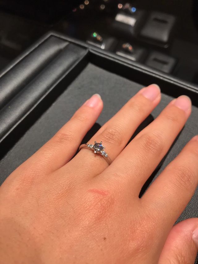 ダイヤモンドを選んで好きな台座に乗せてくれます。