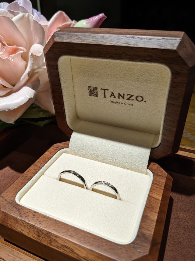 面取りの角度まで同じにし夫にもダイヤを1石入れたのがこだわり