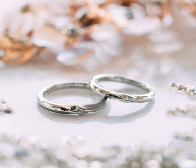 結婚式の際にカメラマンさんに撮影して頂いた指輪のショットです