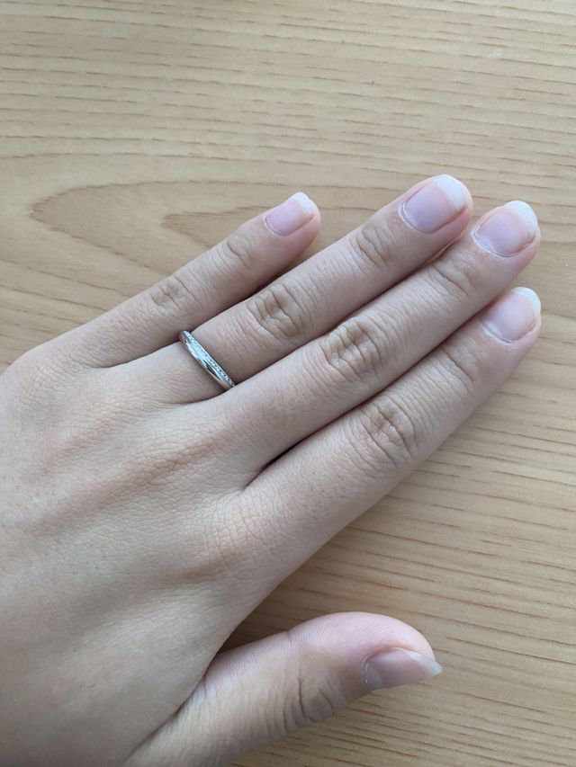 指輪をつけた感じの写真です。