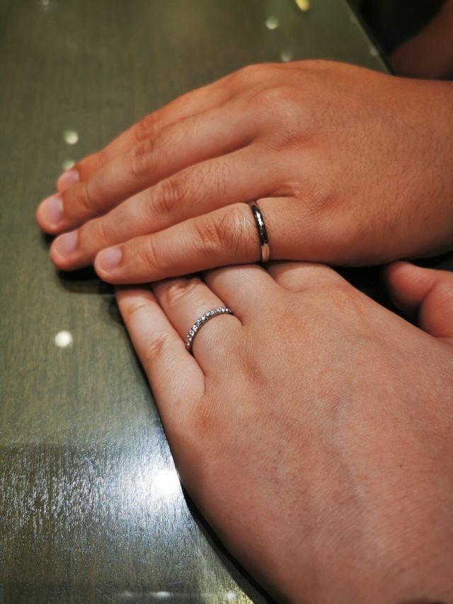 試着時の写真　男性側はサイズが無かった為小指にはめています